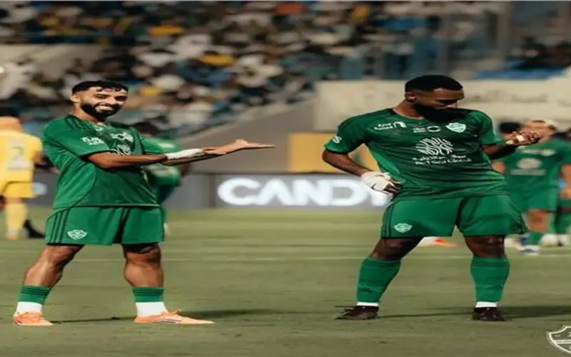 أهلي جدة يتقدم على الخليج في الشوط الأول